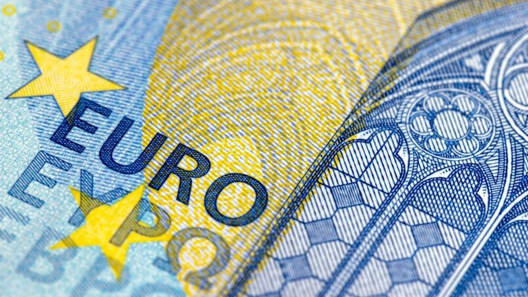 Euro Usage Tanks, Tops Last 10-Year Declining Currencies on Swift